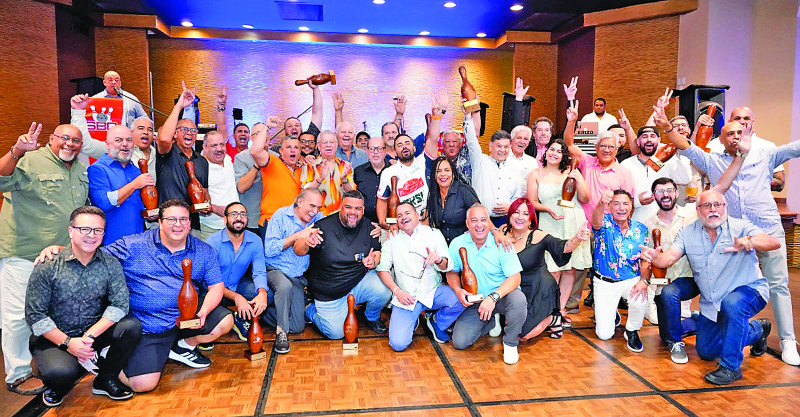 Los ganadores en las diferentes categorías, en el Torneo Internacional de Boliche, del Sebelén Bowling Center,  durante la premiación, que finalizó con éxito.