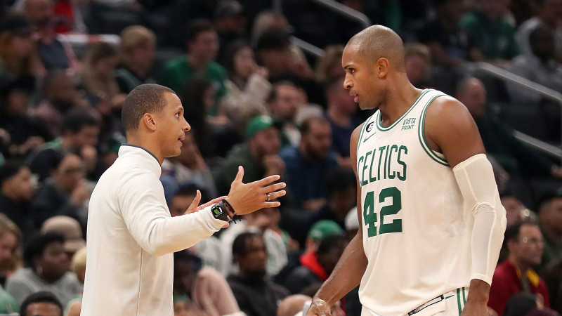 Al Horford recibe instrucciones de su dirigente Joe Mazzulla.
