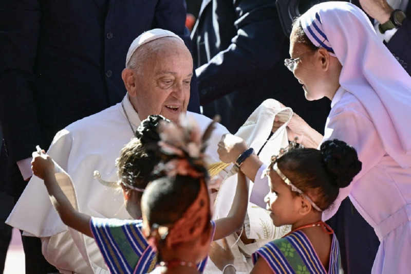 El Papa Francisco es recibido ayer durante su visita a la escuela Irmas Alma para niños con discapacidad en Dili.