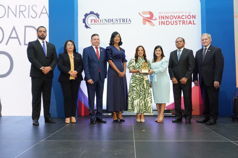 Proindustria entrega premio a representantes de Helados Bon.