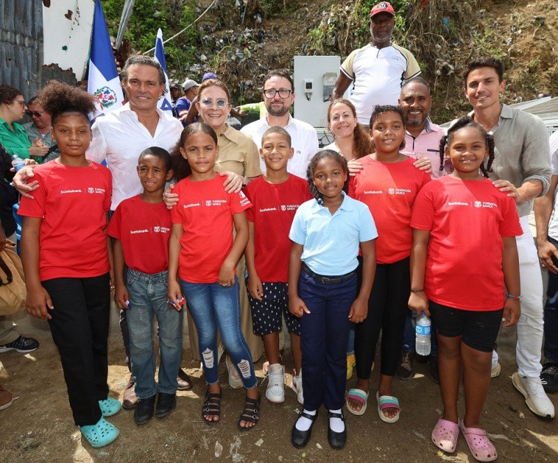 El presidente de Save the Children en República Dominicana, Juan Tomás Díaz, la alcaldesa del Distrito Nacional, Carolina Mejía, el embajador de Israel, Raslan Abu Rukun, junto a los niños de la comunidad.