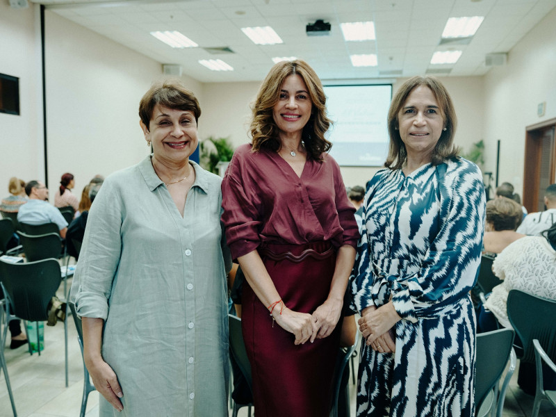 Carmen Germán, Jeannina Estévez y Vilena Comas.