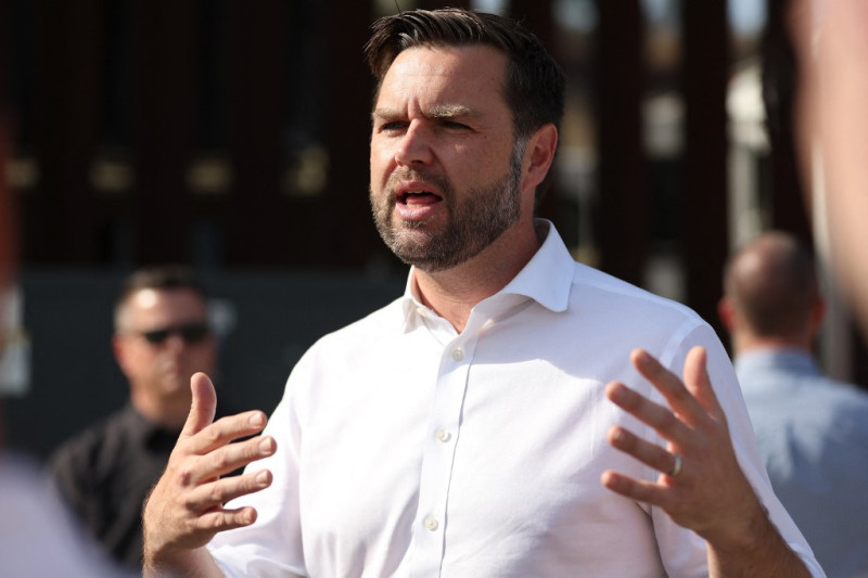 El candidato republicano a la vicepresidencia, JD Vance, habla con los periodistas frente al muro fronterizo con México el 6 de septiembre de 2024