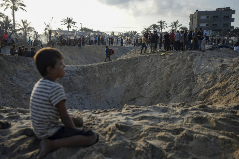 Palestinos obserban la destrucción causada por un ataque israelí sobre un atestado campo de refugiados palestinos, en Muwasi, Gaza, el 10 de septiembre de 2024