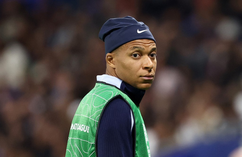 Kylian Mbappe calienta antes del partido de fútbol de ida de la UEFA Nations Leagueentre Francia y Bélgica en el Groupama Stadium en Decines-Charpieu