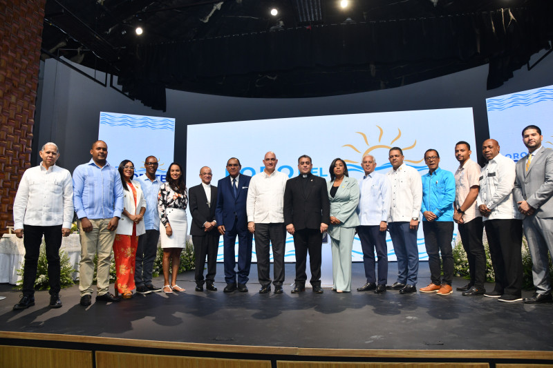 El director del Listín Diario, Miguel Franjul; el ministro de Economía, Pavel Isa Contreras, y el rector de la UCNE, padre Isaac García de la Cruz, junto a panelistas y líderes provinciales participantes en el foro.