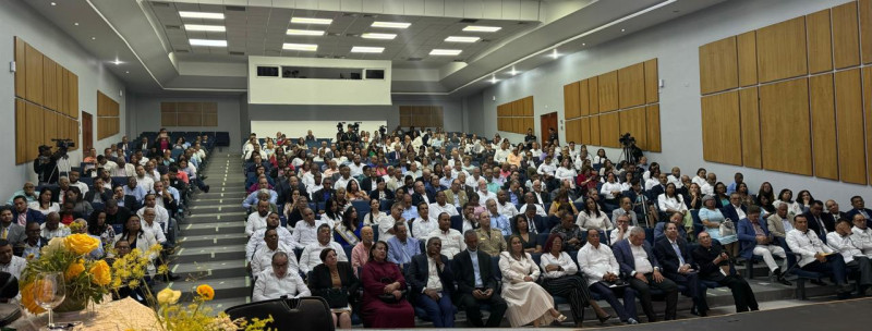 Público que asistió al foro realizado en la sede de la UCNE.