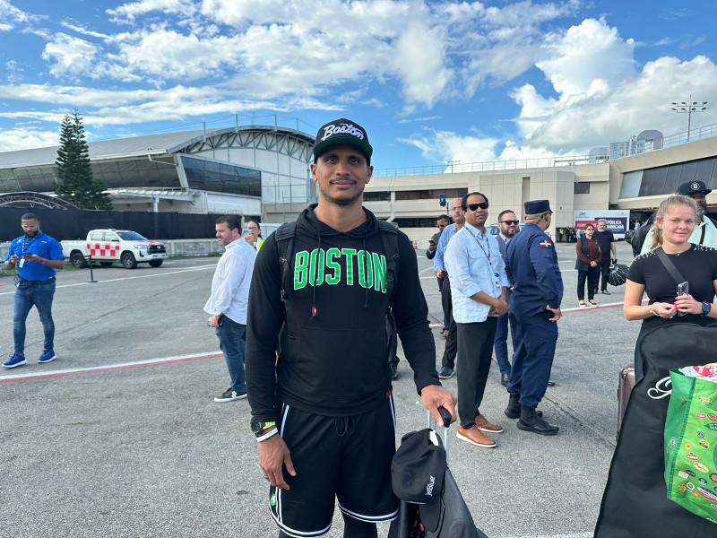 Joe Mazzulla, dirigente de los Celtics de Boston, justo después de arribar a República Dominicana.