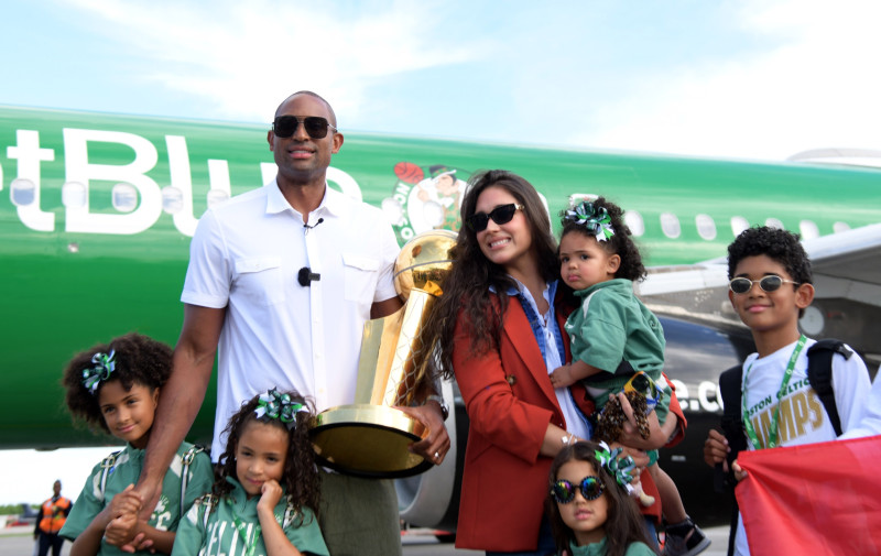 Al Horford junto a su bella esposa Amelia Vega, sus 5 hijos y el trofeo de la NBA.