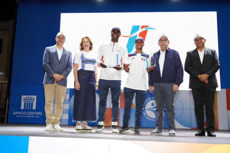 Los medallistas olímpicos Cristian Pinales y Yunior Alcántara reciben reconocimiento.