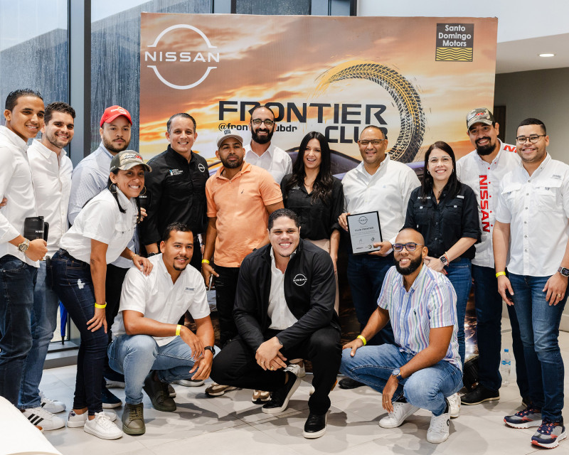 Miembros Club Nissan Frontier y ejecutivos Santo Domingo Motors.