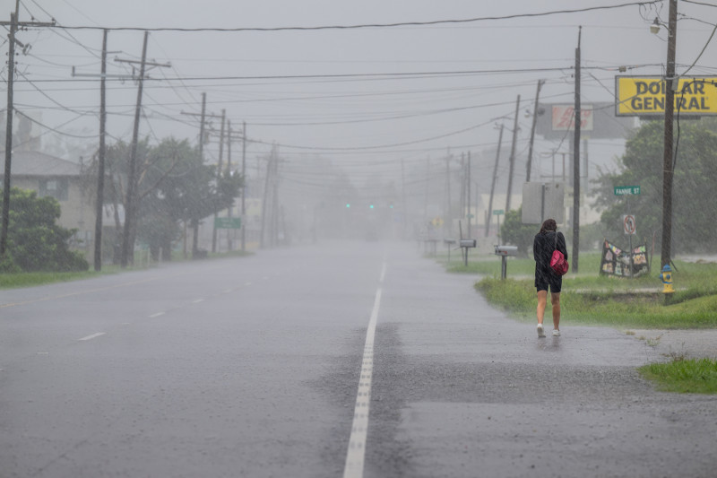 Una persona camina bajo un aguacero cuando el huracán Francine azota el área el 11 de septiembre de 2024 en Houma, Luisiana.