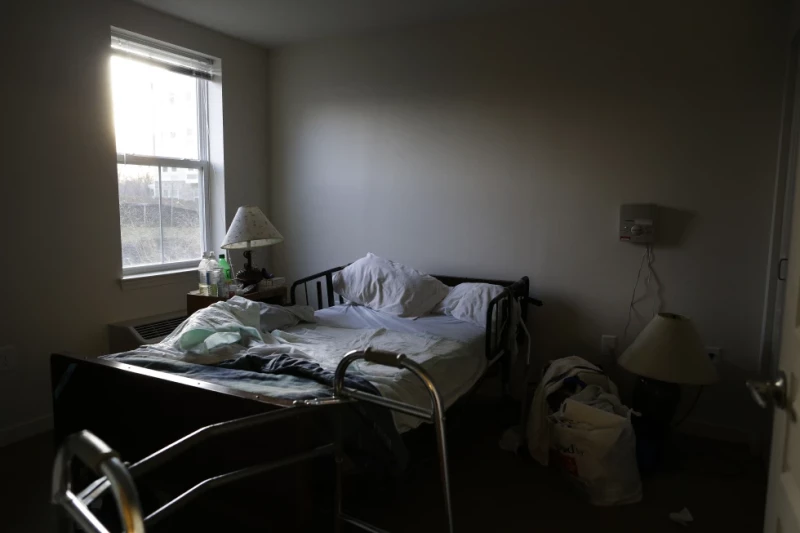 La luz del sol brilla en la habitación de un residente en un hogar comunitario para personas mayores en Nottingham, Maryland, el 21 de diciembre de 2013.