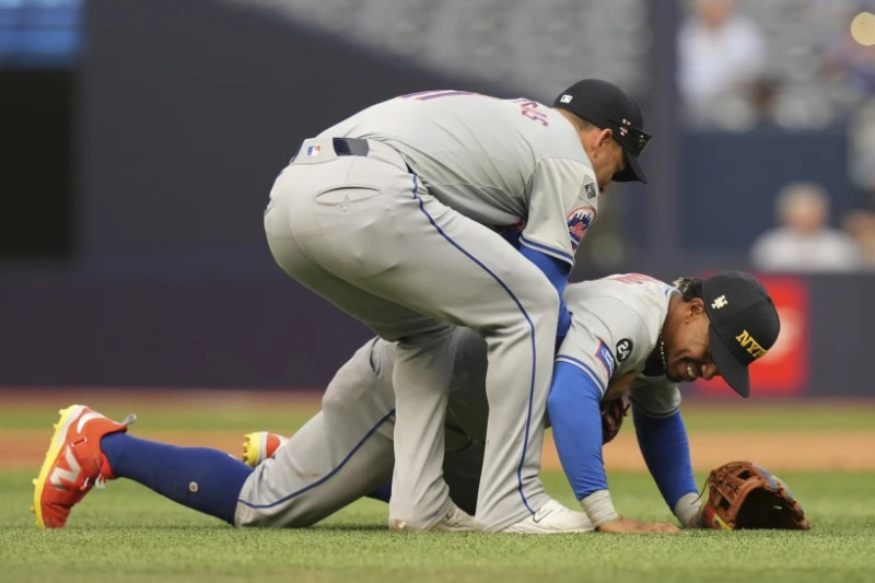 El cubano José Iglesias festeja con el boricua Francisco Lindor.