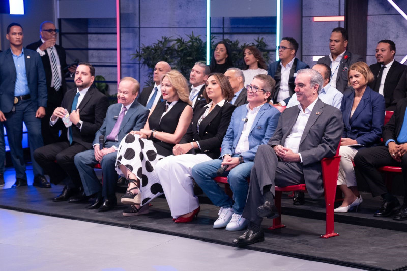 Junto al presidente Luis Abinader figuran Iván Ruiz, Laura Guzmán de Ruiz, Milagros Germán, Ellis Pérez y Jorge Pagán Pagán durante el acto en RTVD.