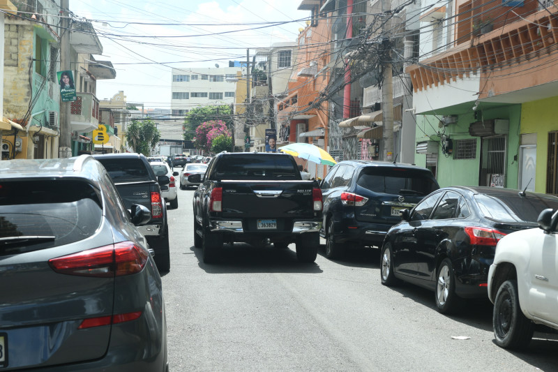 El doble parqueo en las vías es una mala costumbre en el Distrito Nacional.