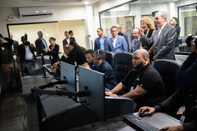 El Presidente Luis Abinader cuando observaba los nuevos ymodernos equipos de transmisión de Radio Televisión Dominicana.