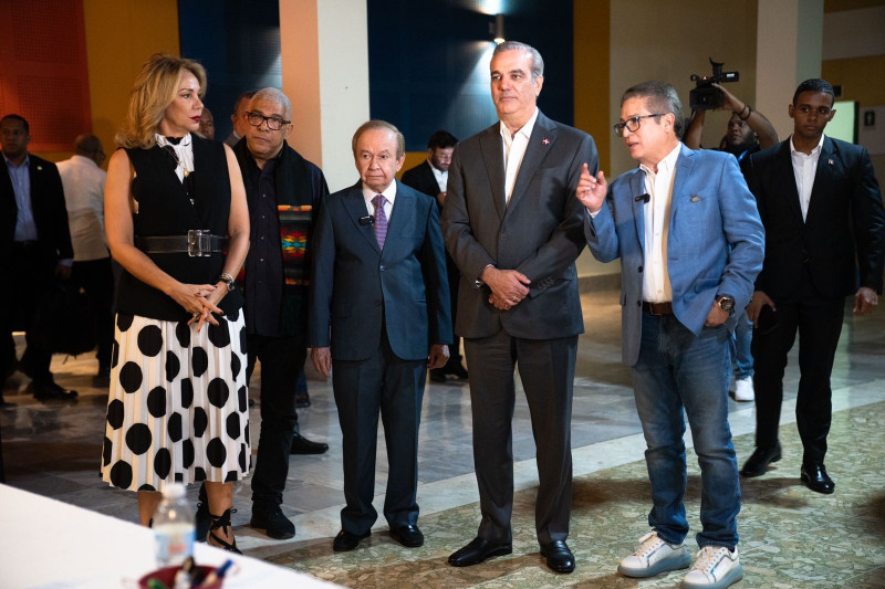 Iván Ruiz cuando explicaba al presidente Luis Abinader las novedades tecnológicas de Radio Televisión Dominicana.