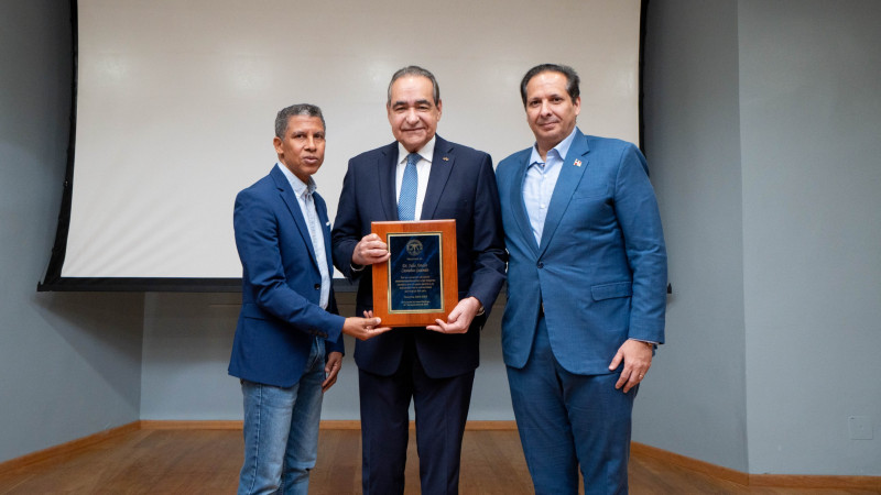 Doctor Julio A. Castaños Guzmán recibe reconocimiento.