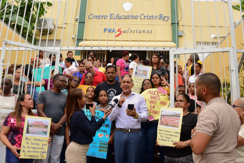 Comité de Padres afirma la obra lleva 10 meses paralizada.