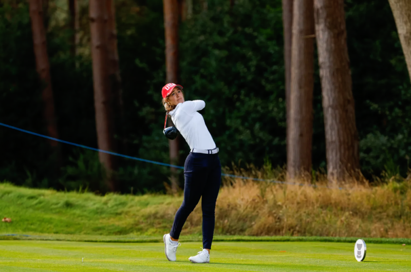 Rachel Kuehn pega durante una de sus rondas de práctica de la recién pasada Curtis Cup que se jugó en el Sunningdale Golf Club en Inglaterra. (Foto cortesía Golfweek.com)