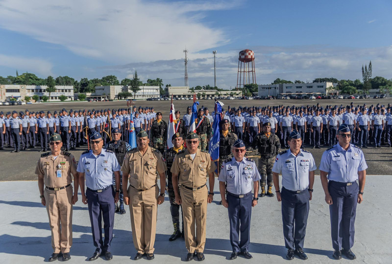 El ministro de Defensa, teniente general Fernández Onofre, encabezó un acto en la Base Aérea de San isidro.