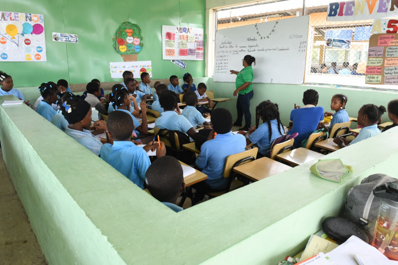 Una de las aulas donde reciben clases los niños en la escuela básica Los Padres de la Patria.