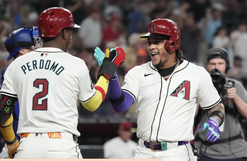 Ketel Marte festeja con su compatriota y compañero Geraldo Perdomo, tras conectar un jonrón ante los Rangers de Texas.