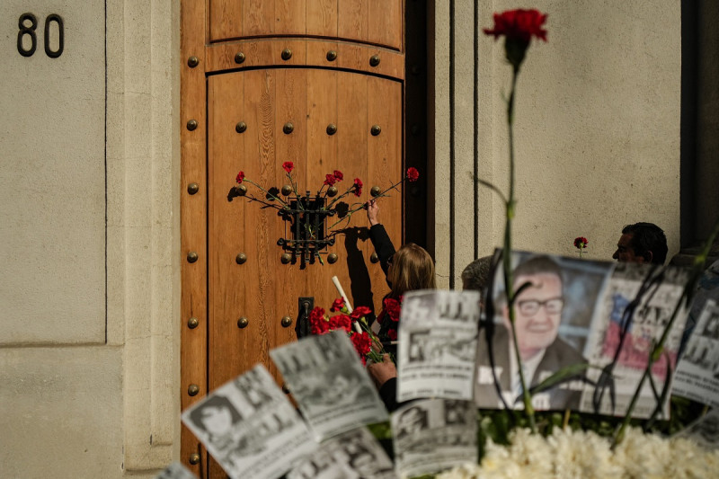 Claveles rojos en la entrada este del palacio presidencial de La Moneda en el aniversario del golpe militar de 1973 y la posterior muerte del presidente Salvador Allende en Santiago, ayer.