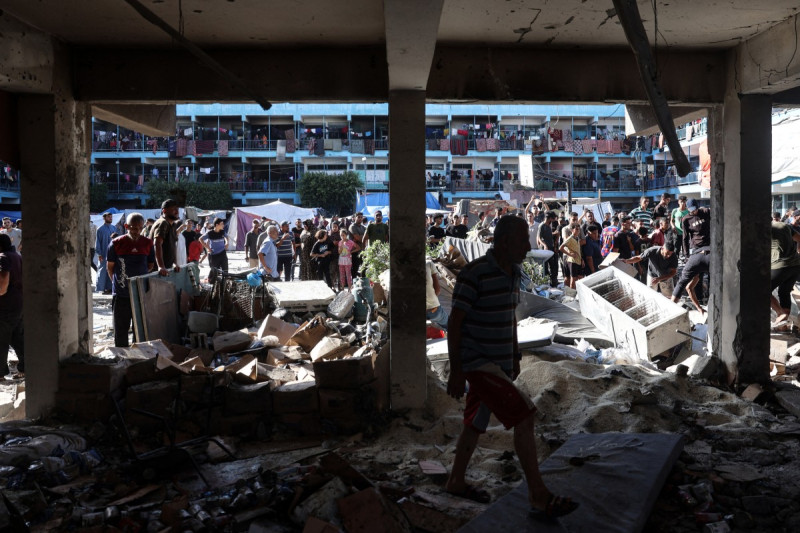 Palestinos revisan la escuela Al-Jawni después de que un ataque aéreo israelí impactara en el lugar, en Nuseirat, en el centro de la Franja de Gaza, el 11 de septiembre de 2024