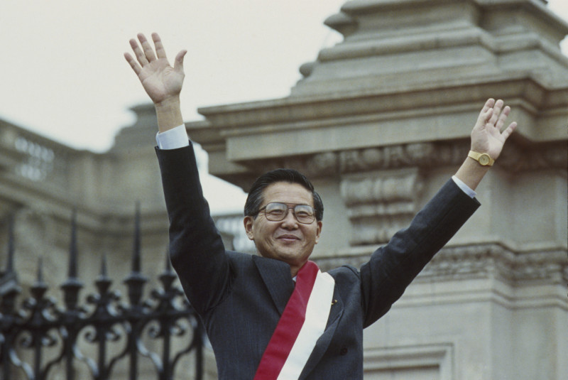 Alberto Fujimori saluda a sus partidarios en el palacio de gobierno, 28 de julio de 1990