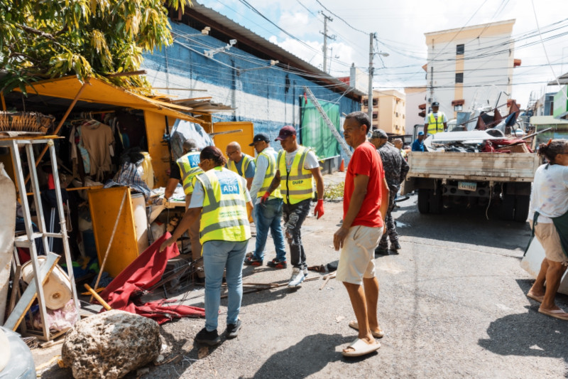 Dirección de Defensoría y Uso de Espacios Públicos de la Alcaldía del Distrito Nacional limpia espacios públicos