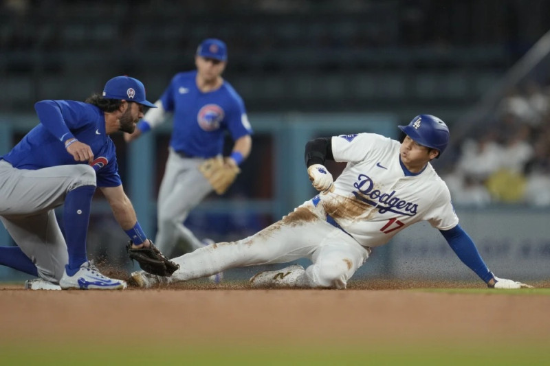 El japonés Shohei Ohtani, de los Dodgers de Los Ángeles, se roba la intermedia ante Dansby Swanson, de los Cachorros, el miércoles 11 de septiembre de 2024.