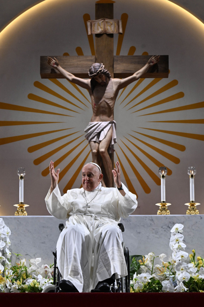 Esta fotografía tomada y publicada el 12 de septiembre de 2024 por los medios del Vaticano muestra al Papa Francisco dirigiendo la santa misa en el Estadio Nacional de Singapur.