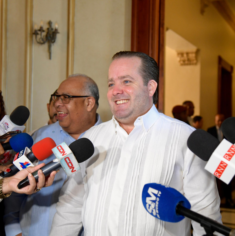 José Ignacio Paliza, ministro de la Presidencia y presidente del PRM, al hablar con periodistas en el lobby principal del Palacio Nacional