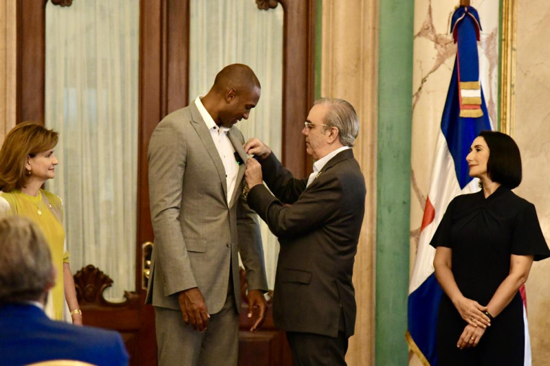 El presidente Luis Abinader condecora a Al Horford