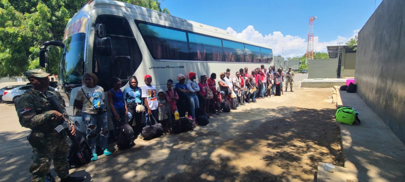 Autobús cargado de indocumentados haitianos.