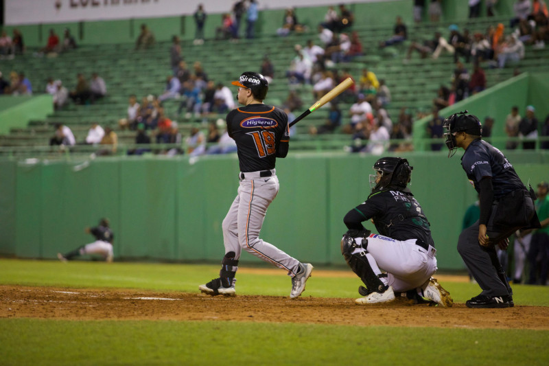 Troy Johnston es un jardinero y primera base bateador zurdo.