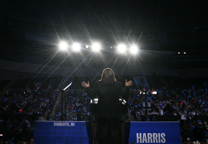 La vicepresidenta estadounidense y candidata presidencial demócrata Kamala Harris habla durante un acto de campaña en el Bojangles Coliseum de Charlotte, Carolina del Norte, el 12 de septiembre de 2024