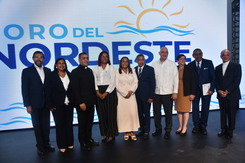 El director del Listín Diario, Miguel Franjul, el ministro Pável Isa Contreras y el rector de la UCNE, Isaac García de la Cruz, junto a autoridades provinciales del Nordeste.