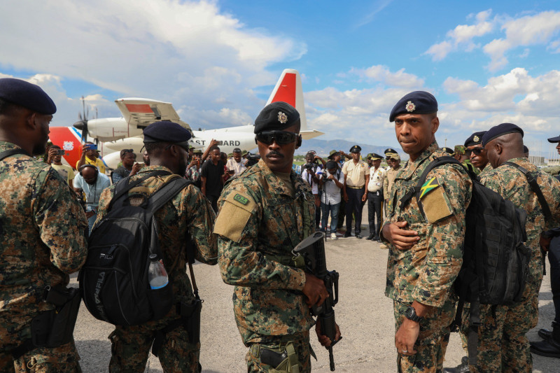 Policías de Jamaica y Belice se encuentran ayer en la pista después de llegar al Aeropuerto Internacional Toussaint Louverture en Puerto Príncipe.