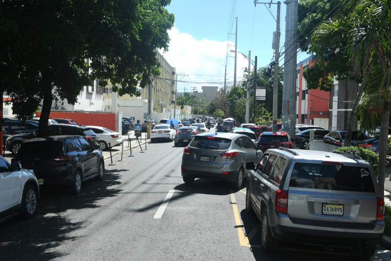 Los conductores siguen parqueando sus vehículos sin respetar la ley.