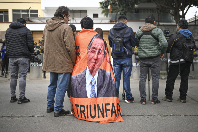 Un partidario del fallecido expresidente peruano Alberto Fujimori