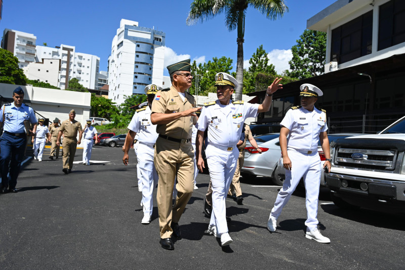 El ministro de Defensa, teniente general Carlos A. Fernández Onofre, durante visita a la sede la Dirección Nacional de Control de Drogas (DNCD), donde conversó con el vicealmirante José M. Cabrera Ulloa, ARD., presidente del organismo.