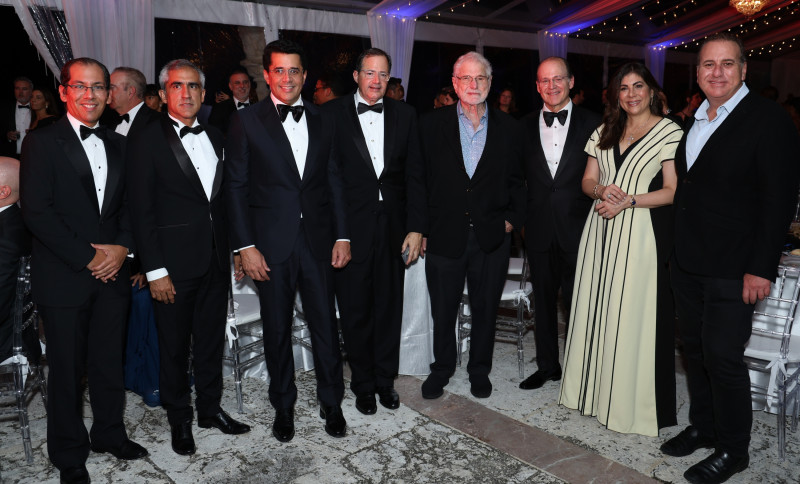 Steven Puig y David Collado junro a representantes del sector turismo durante cena