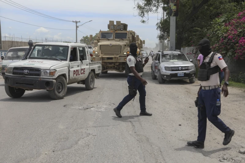 Agentes de policía patrullan una calle cerca del aeropuerto en Puerto Príncipe, Haití, el jueves 5 de septiembre de 2024.