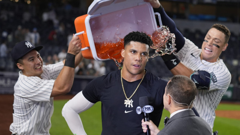 Juan Soto recibe hielo y agua mientras era entrevistado por Ken Rosenthal tras el partido.