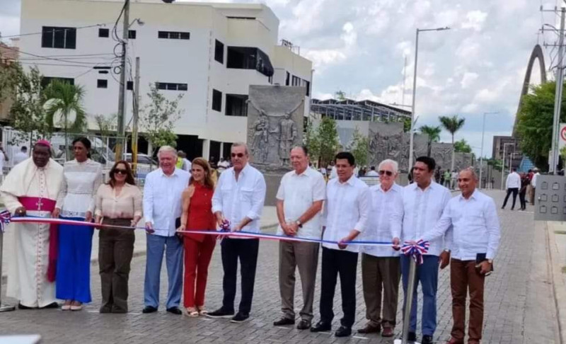 El presidente Luis Abinader acompañado del ministro  de Turismo David Collado y autoridades de Higüey realiza el corte para inaugurar la Vía Sacra en esa ciudad.