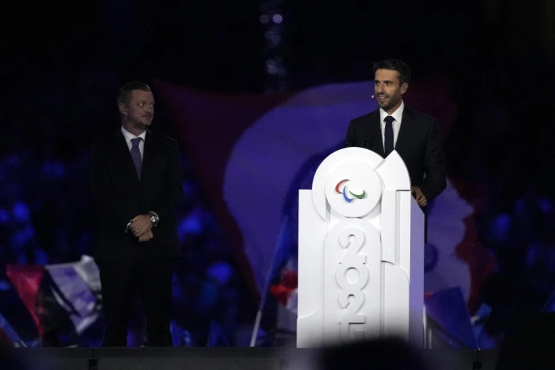 El presidente del comité organizador de los Juegos Olímpicos y Paralímpicos de París Tony Estanguet da un mensaje en la ceremonia de clausura de los Juegos Paralímpicos el domingo 8 de septiembre del 2024.