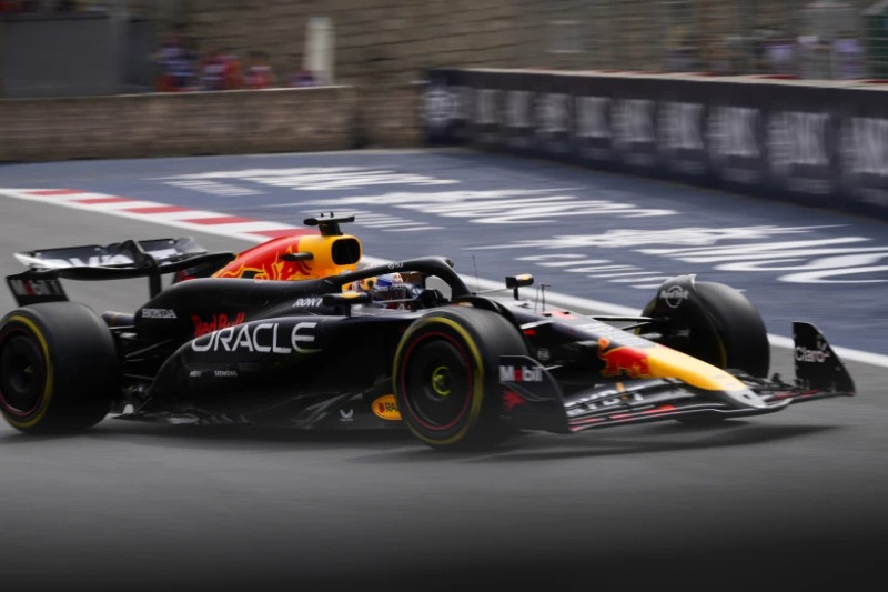 Max Verstappen de la escudería Red Bull en acción en las prácticas del Gran Premio de Azerbaiyán en Baku el viernes 13 de septiembre del 2024.